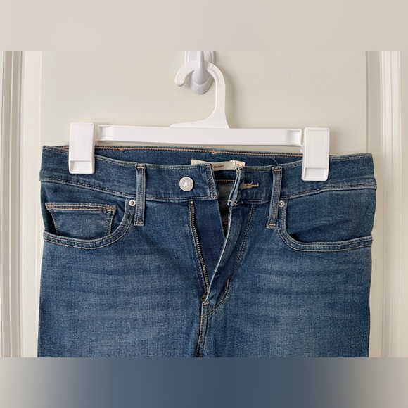 Levi’s Slimming Skinny Jeans - Picture 3 of 5